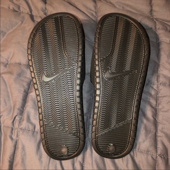 🆕 Nike • Black & Red Slides - Picture 2 of 2